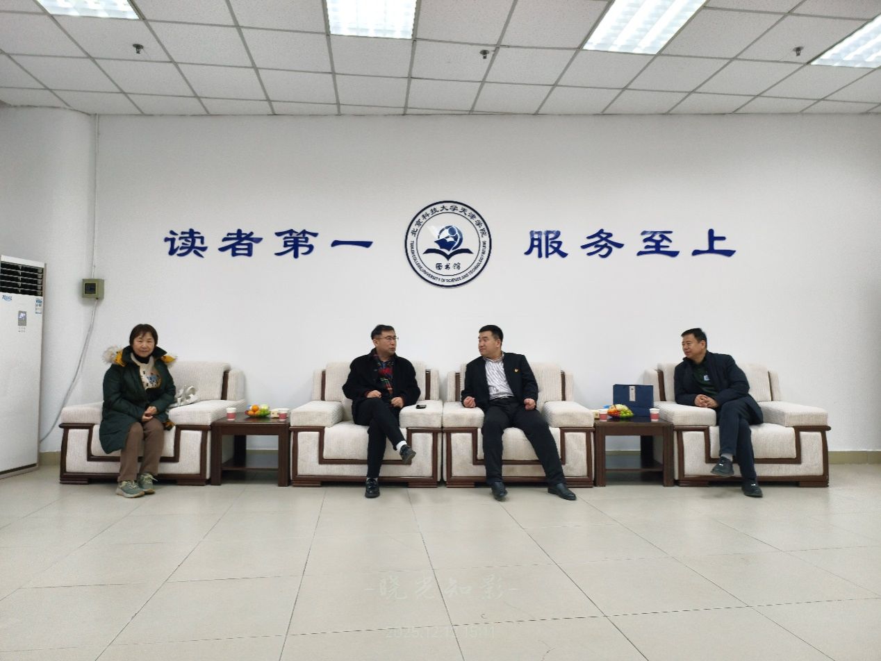 一群人站在室内合影AI 生成的内容可能不正确。